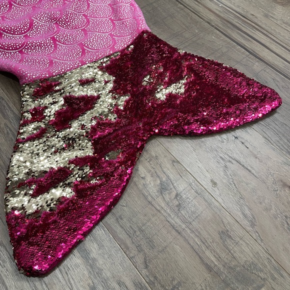 Adorable Multi Pink Mermaid Tail Blanket - Picture 2 of 3